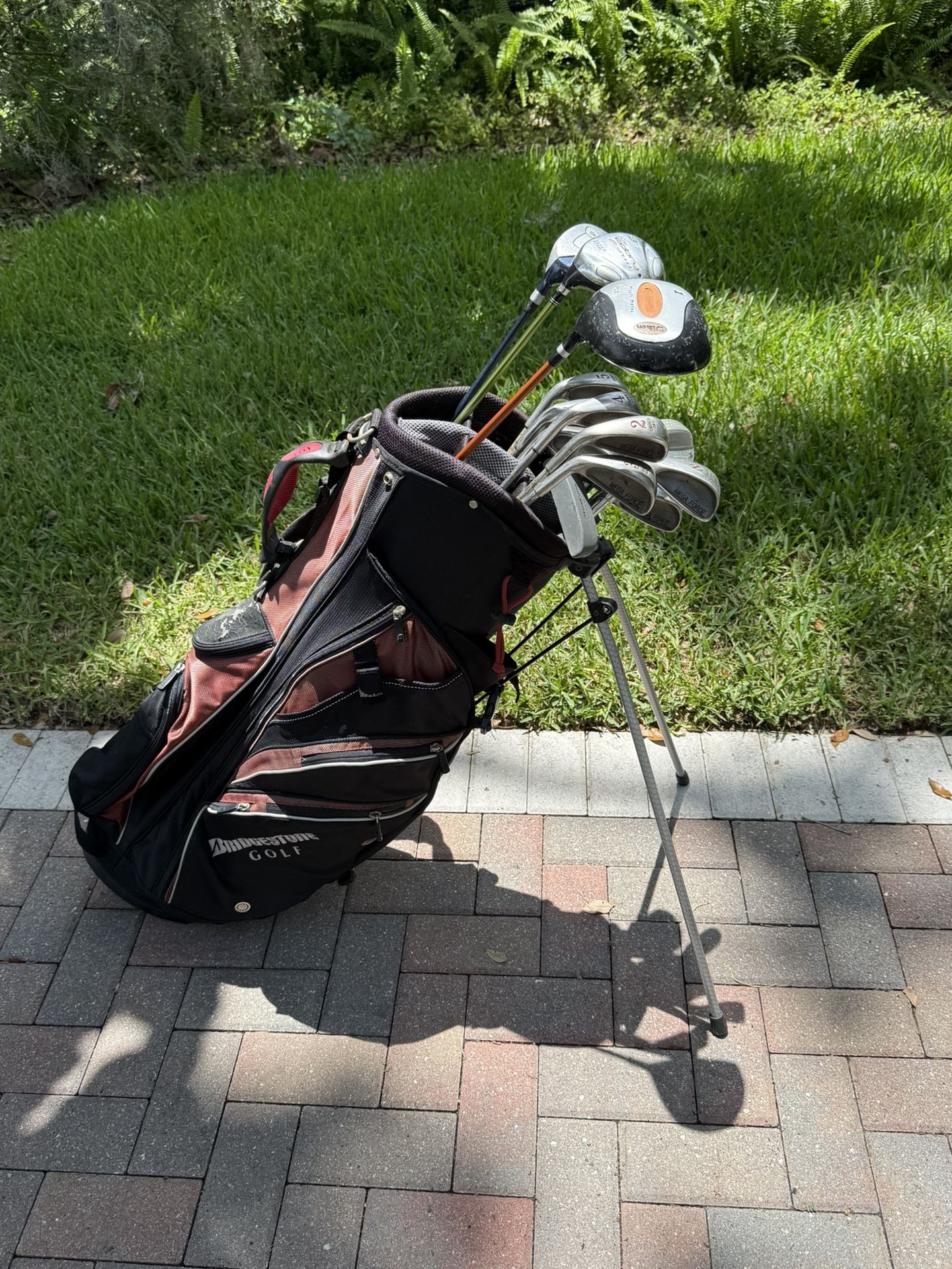 Left handed Men’s golf club set. Complete set with golf bag