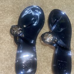Navy blue Tory Burch sandals #ToryBurch  navy blue, patent leather, embellished, slip-on, flat sandals, summer footwear, casual chic, minimalist, sign