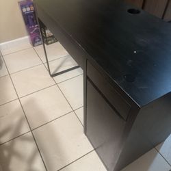 Black Desk