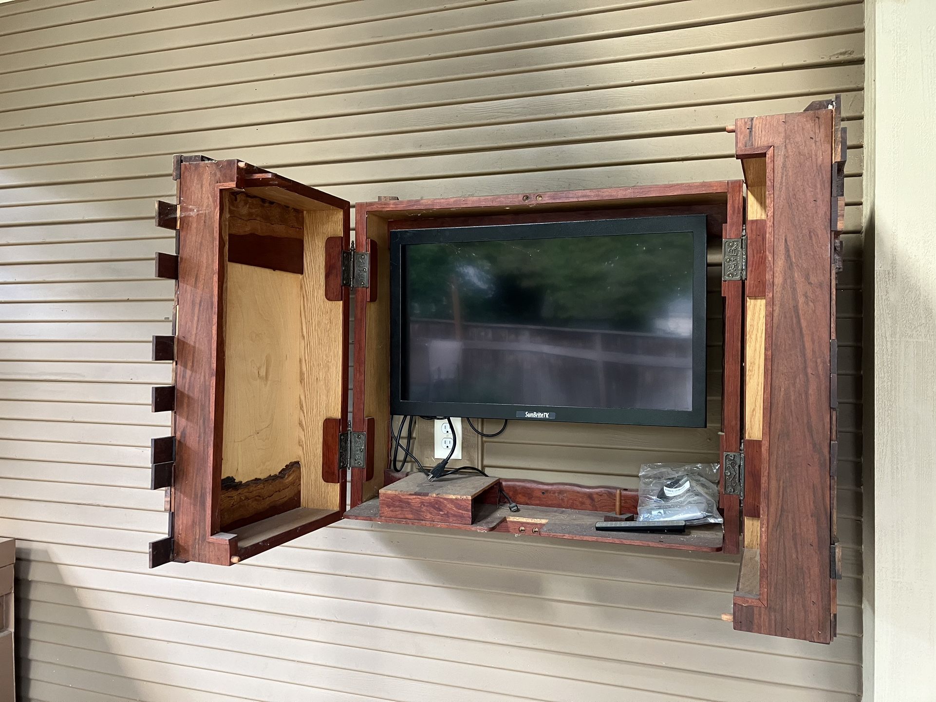 Sunbrite 32” 1080p Outdoor TV