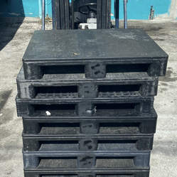 HEAVY DUTY PLASTIC PALLETS 37x32 $18 EACH DELIVERY AVAILABLE $$$