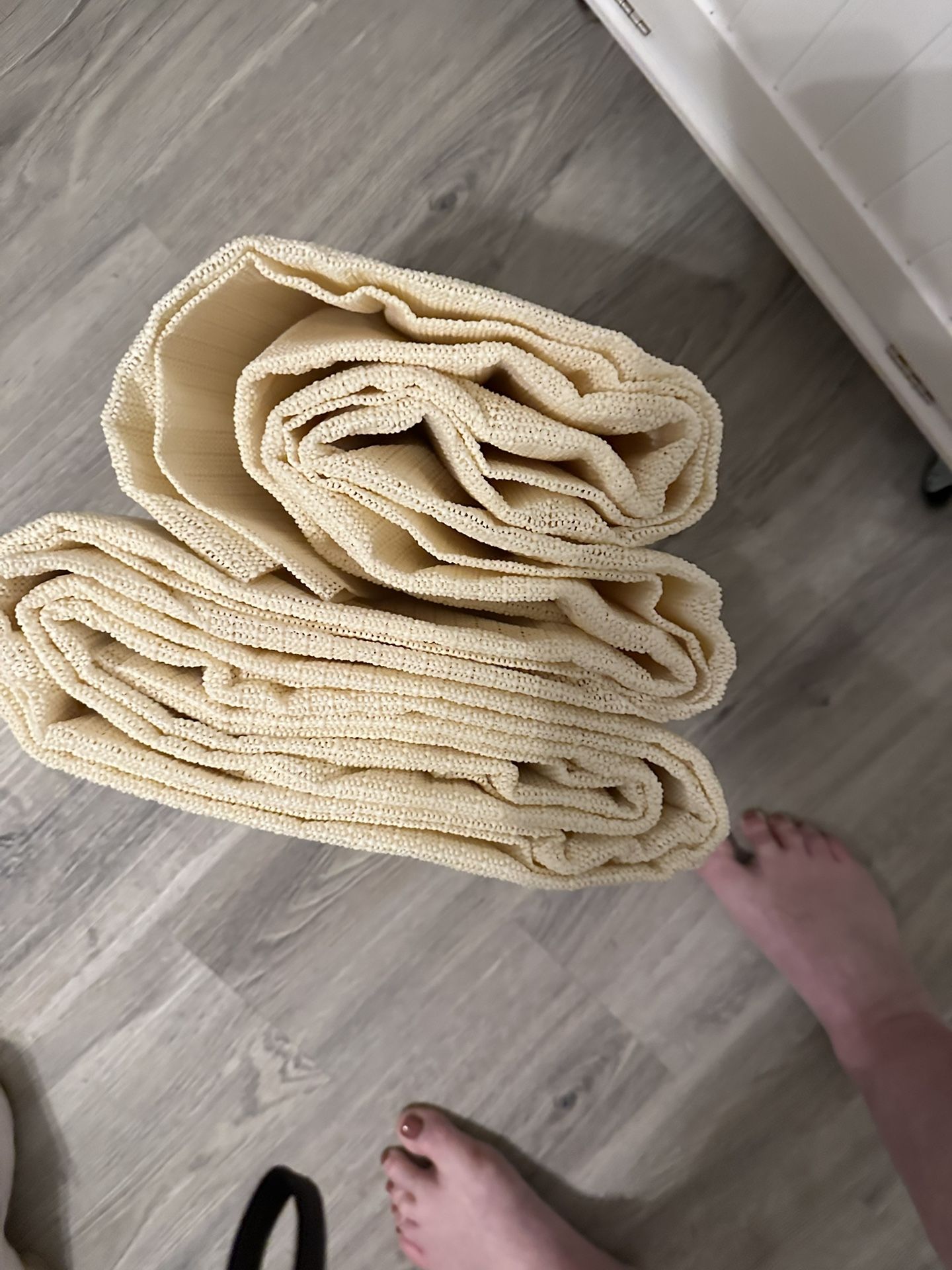 Under rug matting