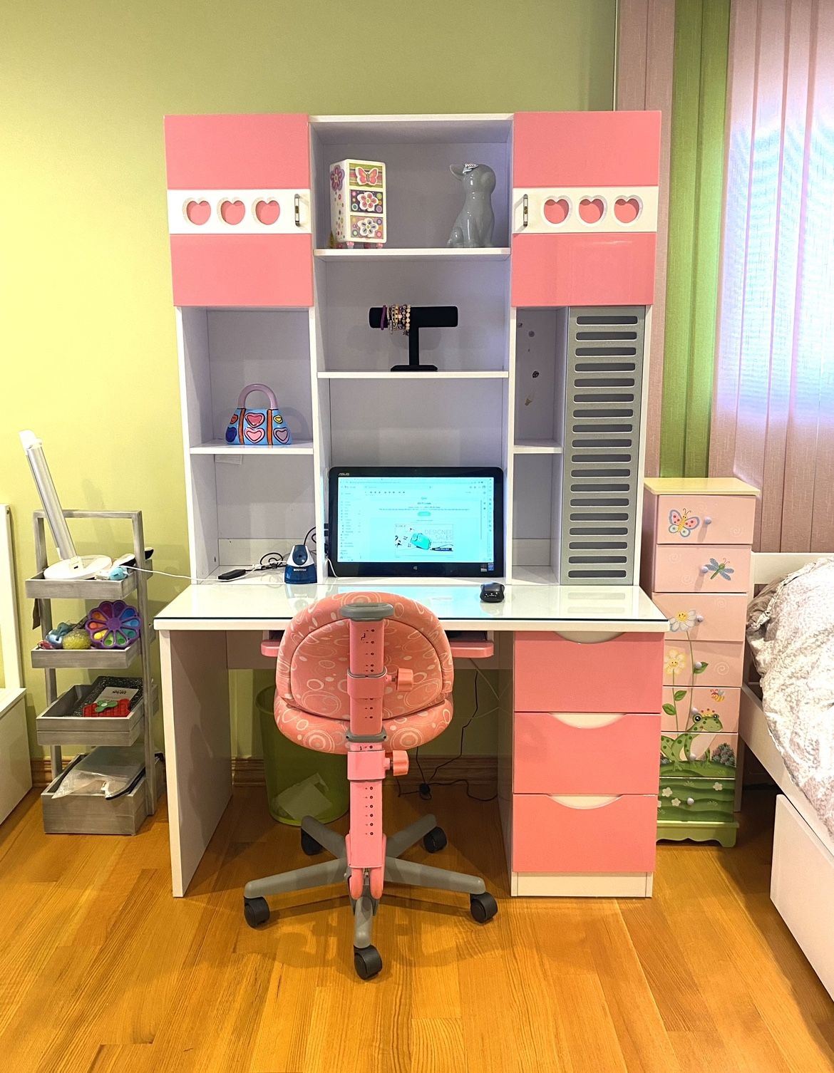 3 Pc Girls Room Set. Includes: Desk, Chair, Dresser.
