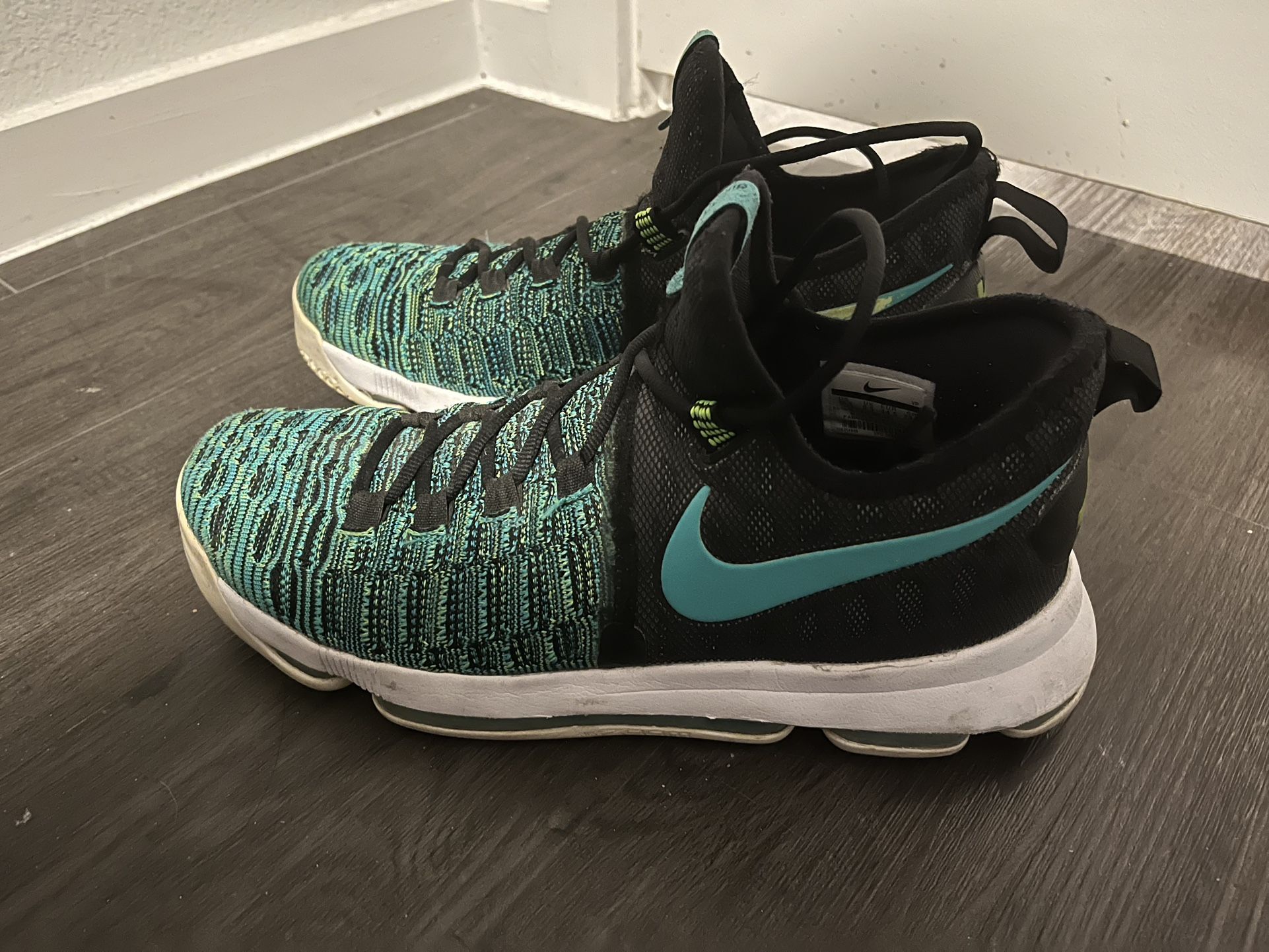 Nike KD9 Men’s Basketball Shoes (Size 10.5)