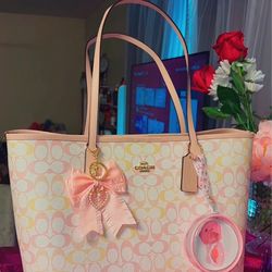 City tote bag in signature canvas