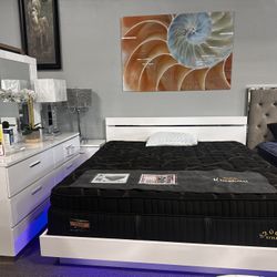 Modern Platform Bedroom Set! $1899 🤍☎️⭐️