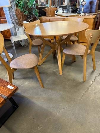 Super Cool Light Walnut MCM Style Dining Set Mid Century Modern (info in description)