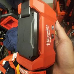 Milwaukee M12 ROVER Flood Light w/ PACKOUT Compatibility