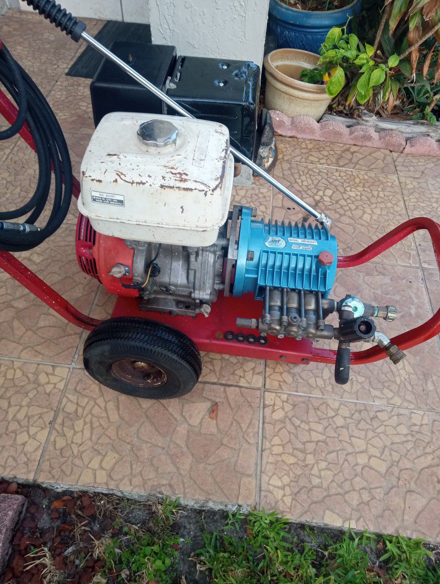 PRESSURE WASHER POWERED BY HONDA GX390 ENGINE WITH CAT PUMP : 4000 PSI @ 4 GPM 
