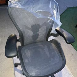 HERMAN MILLER REMASTERED AERON OFFICE CHAIR , SIZE B , FULLY LOADED WITH POSTURE FIT , LIKE NEW , $550