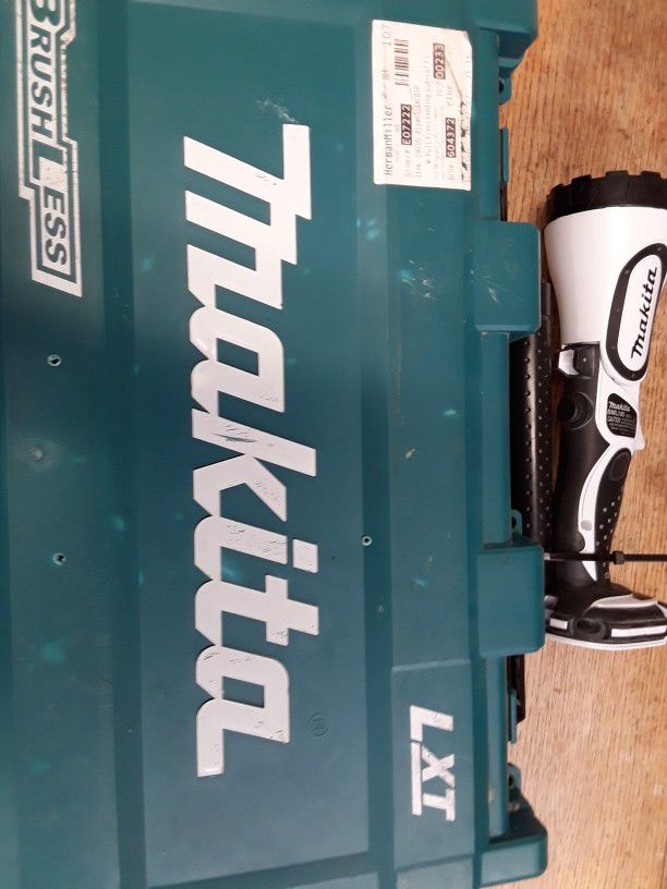 Makita Two Drill Set With Flashlight And Battery