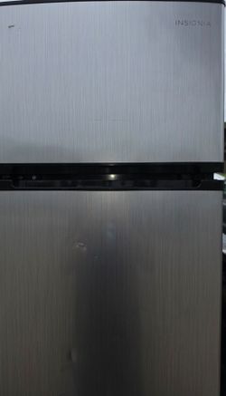 🔥 MOVING SALE – INSIGNIA MINI FRIDGE W/ FREEZER 🔥