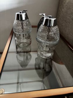 2 honey pourers