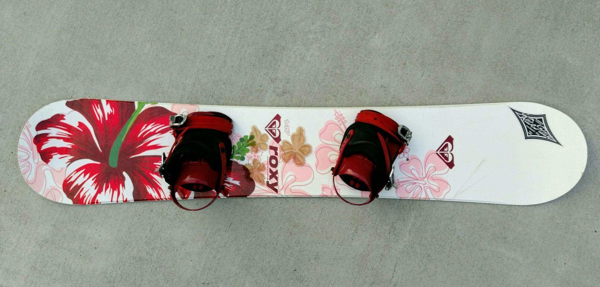 Roxy hibiscus flower 147cm women's girls snowboard with red Gnu bindings
