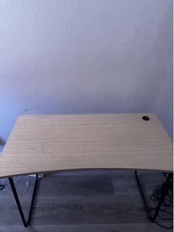 Curved Desk with Built-In USB Charger – Sturdy Metal Legs – Great Condition