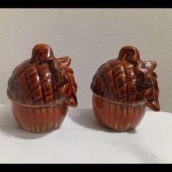 Vtg Acorn Salt shakers 