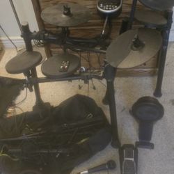 Alesis DM6 Electronic Drum Set with Drum Module, Drums, Cymbals, Micrphone, Stands, Wires, Carry Bag and more as pictured