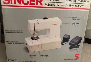 Vintage Singer Sewing Machine Tiny Tailor Mending TT600x White Mint IN BOX . Comes with thread . Pick up in Ennis on North Sherman St. cash or Venmo