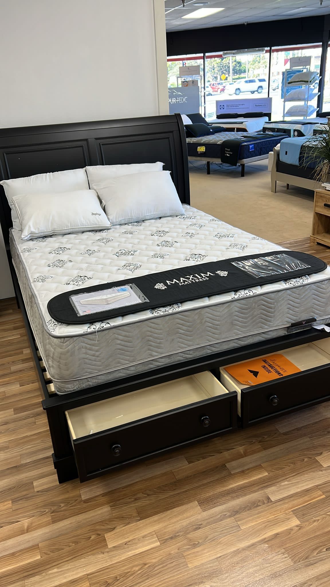 Chylanta Black Queen Sleigh Bed