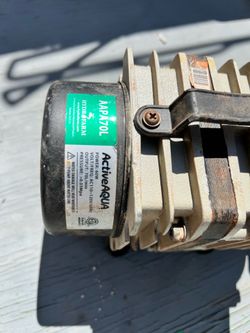 Aquarium air pump with manifold and aerators