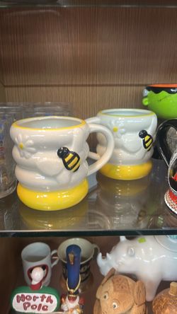 Ceramic Beehive Mugs with Bee Detail – Set of 2