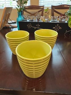 3 green planters approx 4 inches tall