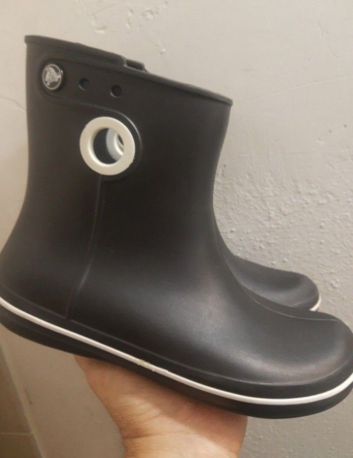 Crocs Women's Jaunt Shorty Rain Boots
Size 8