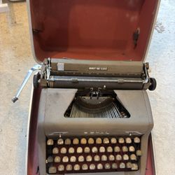 Royal Quiet De Luxe Vintage Manual Typewriter (with Case)