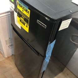 Magic Chef Mini Fridge Hmdr450be A IOB