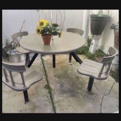 Selling my patio table it’s metal w fiberglass like you see outside of restaurants
