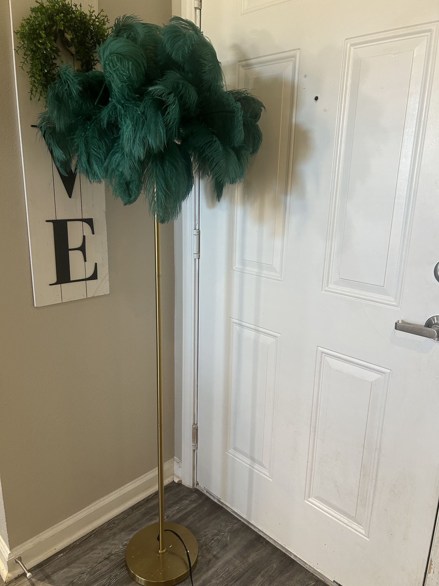 Feathered floor lamp