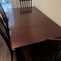 Dinning room table & 4 Chairs 