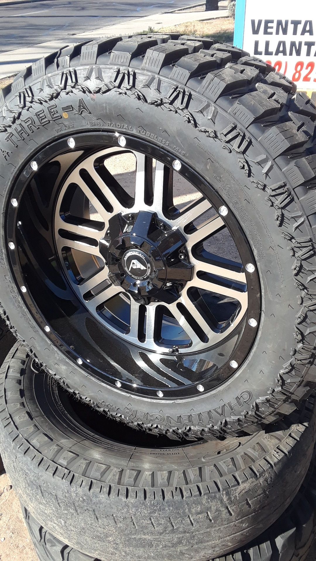 Rines 20x12 con llantas LT33 1250 20