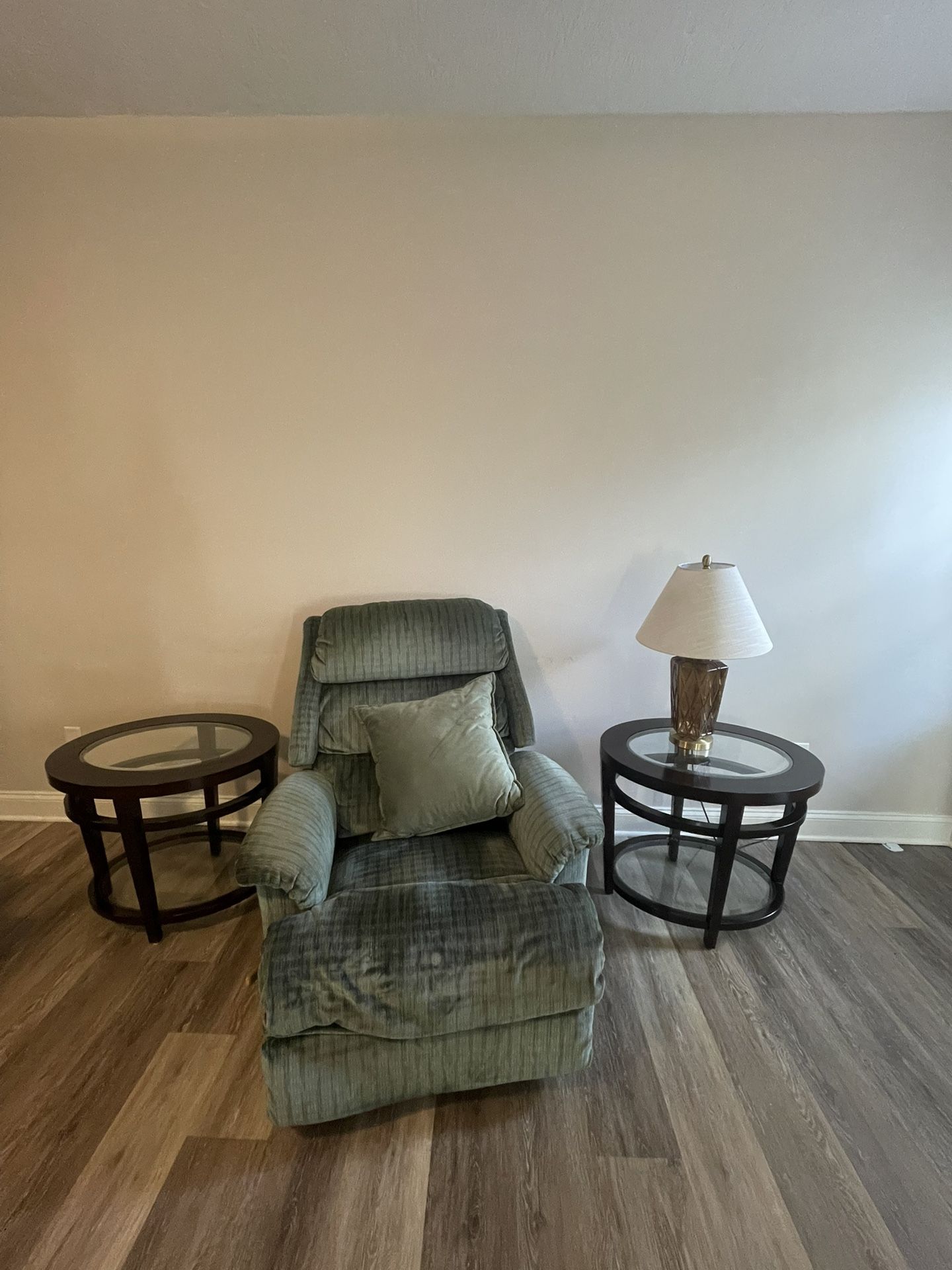 🪑 Green Rocking Recliner – $40