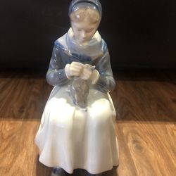 VINTAGE 1966 ROYAL COPENHAGEN FIGURINE 'WOMAN KNITTING' L.BENTER #1317