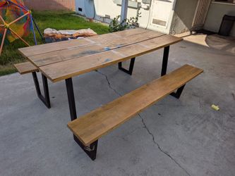 Free picnic table