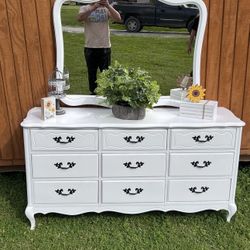 Gorgeous Vintage French Provincial Dresser