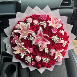 Ramo Buchon Rose Bouquet With Lilies 