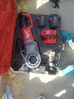 Milwaukee Fuel Cordless Pipe Threader with Batteries