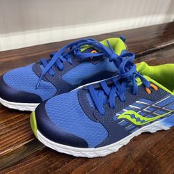 New Boys Sz 4 Saucony Sneaks 