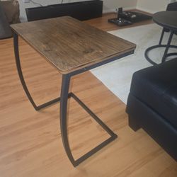 24" H x 22" W x 14" D Curved Leg C-Shaped End Table