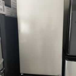 ❄️ NEW Frigidaire - 3.3 Cu. Ft. Mini Fridge - Silver Model FFPE3322UM