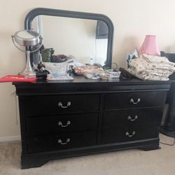 Very Nice 4 Piece Bedroom Set 