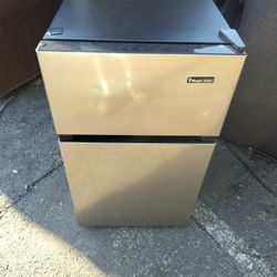 Small Fridge/ Freezer Magic Chef No Delivery NE Philly 19114 Still Available 