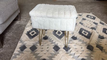Small convertible table/fluffy bench