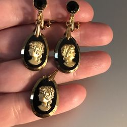 Vintage Black Glass Gold Cameo Pendant Dangle  Clip On Earrings Set
