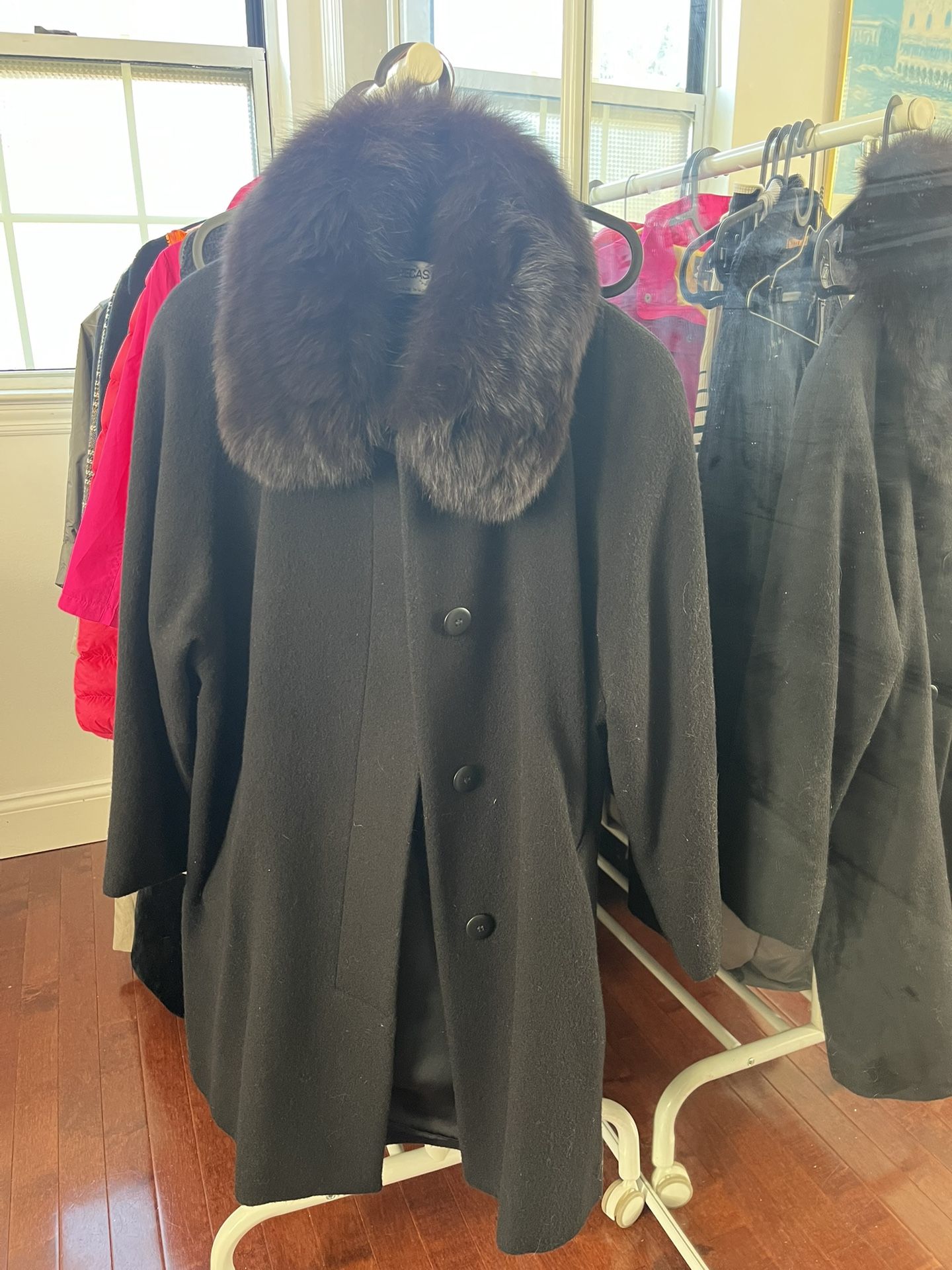 Women’s wool coat With Fur Ask $150