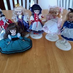 Effanbee dolls vintage 1990s, lot of 6 used condition

All dolls are in used condition, kept on display until stored
Includes 5 stands

From left to r