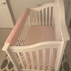 WHITE CRIB , LIKE NEW. FULLY ASSEMBLED