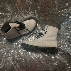 Dr. Martens Air Wait 